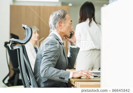 50 多歲的商務人士在智能手機上交談 86645842