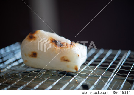 Bake rice cakes in an oil stove Bake rice cakes in an oil stove 86646315