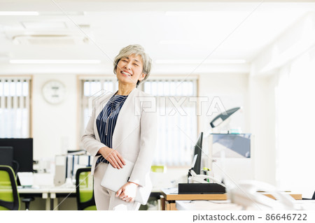 一位 50 多歲女性在辦公室工作的畫像 86646722
