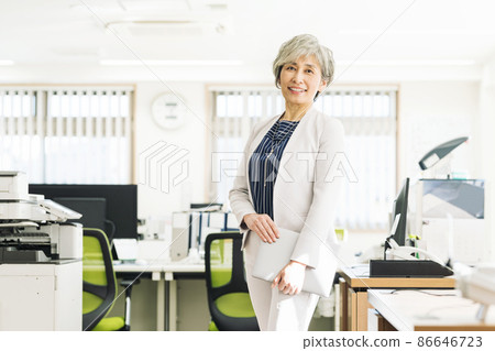 Portrait of a female in her 50s working in the office 86646723