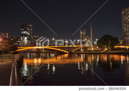 Nakanoshima, Osaka ・ Tenjinbashi illuminated and the night cityscape of Osaka 86646884