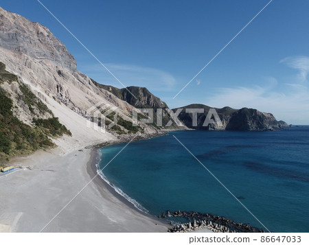 Sea and sandy beach 86647033