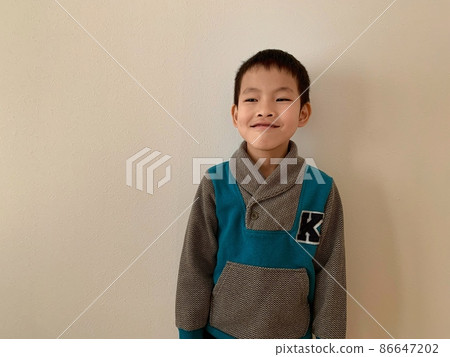 一個表情不能說是白底的可愛男孩 86647202