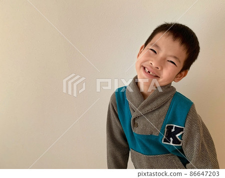 一個有白色背景、微笑和無牙的男孩 86647203