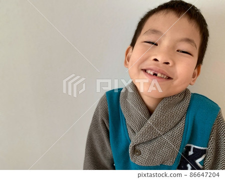 白色背景和門牙完全打開！沒牙的男孩 86647204