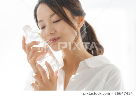 PET bottle water female 20s 86647434
