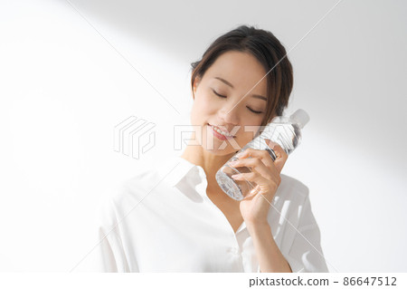 PET bottle water female 20s PET bottle water female 20s 86647512