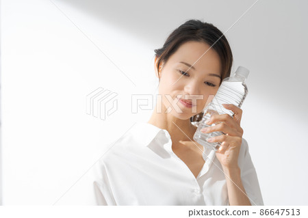 PET bottle water female 20s PET bottle water female 20s 86647513