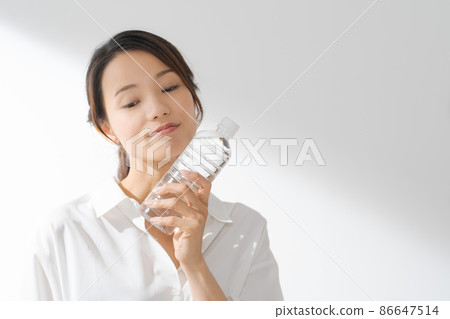 PET bottle water female 20s PET bottle water female 20s 86647514