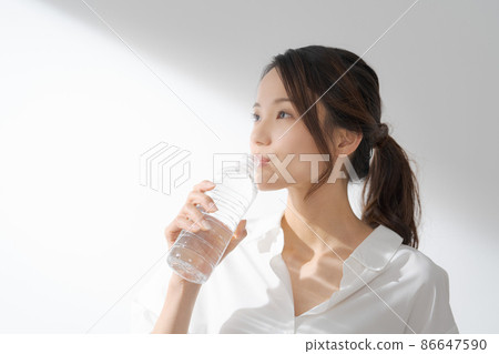 PET bottle water female 20s PET bottle water female 20s 86647590