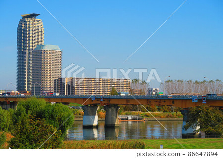 Arakawa Ohashi seen from the bank of Arakawa in Kita-ku, Tokyo and buildings in Kawaguchi City, Saitama Prefecture 86647894