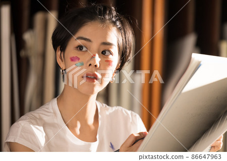 一個享受藝術的女人的肖像 一個享受藝術的女人的肖像 86647963
