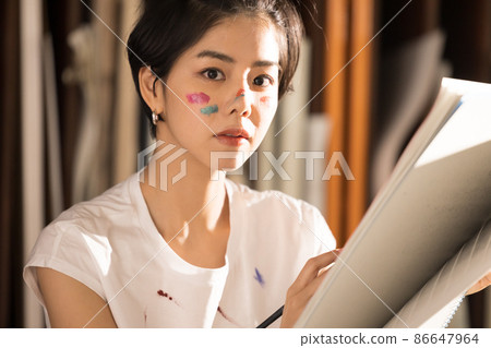 一個享受藝術的女人的肖像 一個享受藝術的女人的肖像 86647964