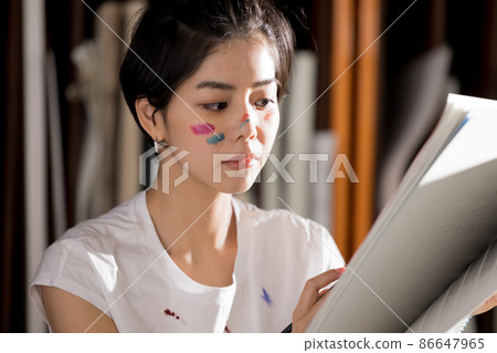 一個享受藝術的女人的肖像 一個享受藝術的女人的肖像 86647965