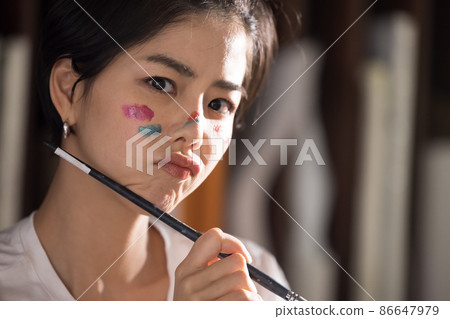 一個享受藝術的女人的肖像 86647979