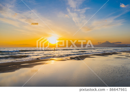 在海中的日落 86647981