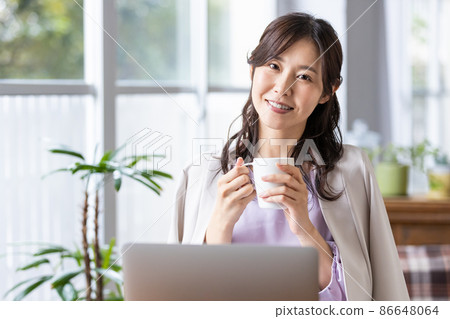 女性在遠程工作時拿著杯子 86648064