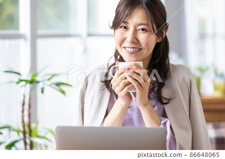 女性在遠程工作時拿著杯子 86648065