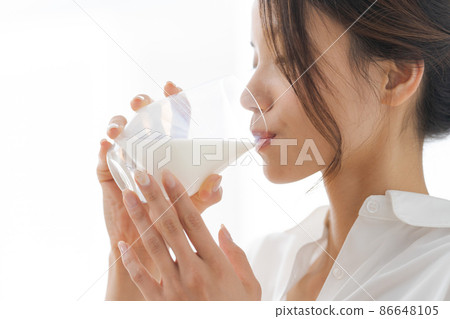 女性喝牛奶，白色背景，面朝上 86648105
