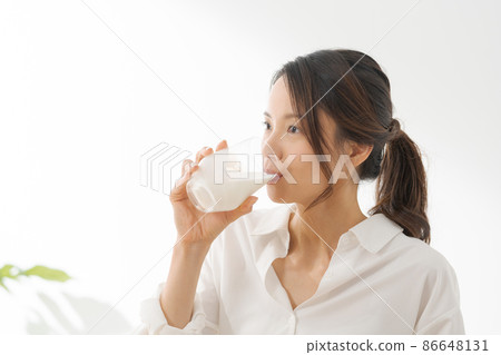 女性喝牛奶白色背景 86648131