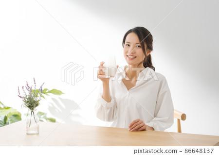 女性喝牛奶白色背景 86648137