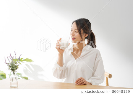 女性喝牛奶白色背景 86648139