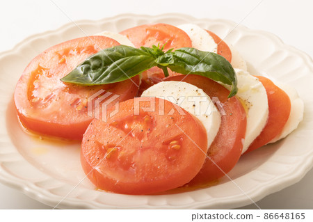 Caprese of tomato and mozzarella cheese 86648165