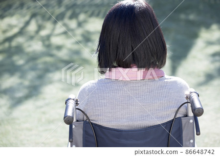 坐在輪椅上向外張望的資深婦女 86648742
