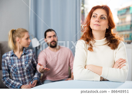 The son-in-law makes claims to the mother-in-law The son-in-law makes claims to the mother-in-law 86648951