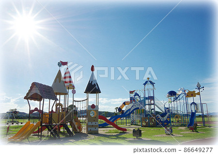 [Painting style] The scenery of the park where the summer blue sky, the sun, the white clouds and the playset are lined up 86649277