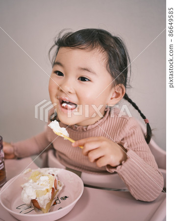 孩子們吃蛋糕 86649585