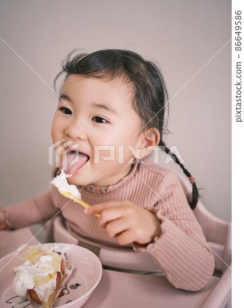 孩子們吃蛋糕 86649586