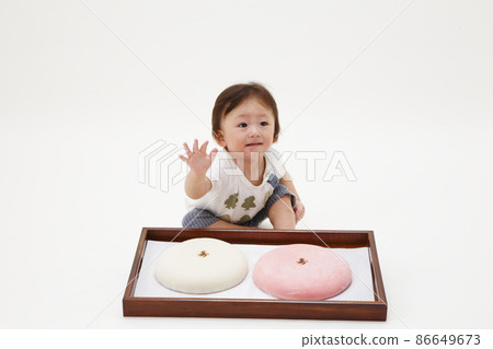 Red and white rice cakes and children Red and white rice cakes and children 86649673