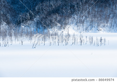Yubari Shuparo Lake frozen in winter 86649974
