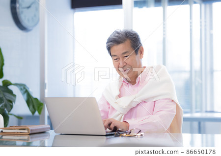 在共享辦公室工作的老人 86650178