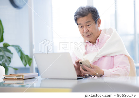在共享辦公室工作的老人 在共享辦公室工作的老人 86650179