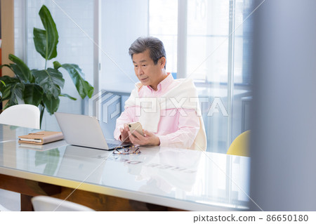 在共享辦公室工作的老人 在共享辦公室工作的老人 86650180