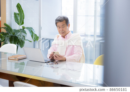 在共享辦公室工作的老人 在共享辦公室工作的老人 86650181