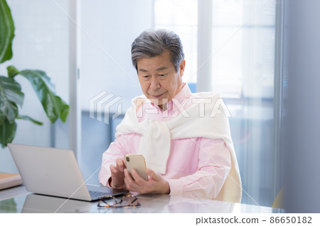 在共享辦公室工作的老人 在共享辦公室工作的老人 86650182