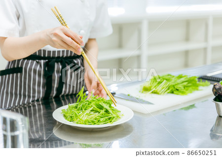 女性在廚房切菜（不上菜/面） 86650251