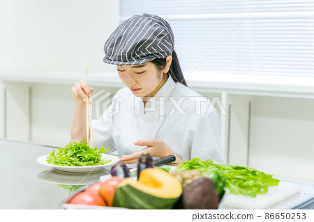 女性在廚房切菜（安排） 86650253