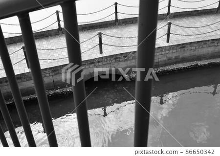 人工池塘上的石橋 86650342