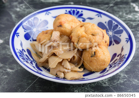 Ganmodoki和舞茸一起煮 86650345