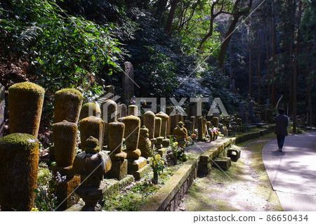 人們走在山的鵝卵石上 人們走在山的鵝卵石上 86650434