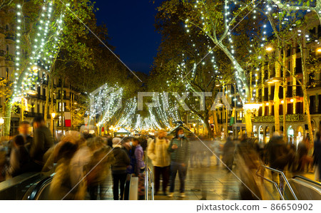 Night view of Barcelona street in winter 86650902