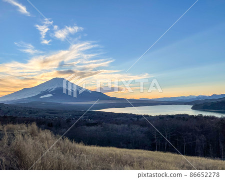 山梨縣山中湖村全景台的富士山、山中湖和日落天空 86652278