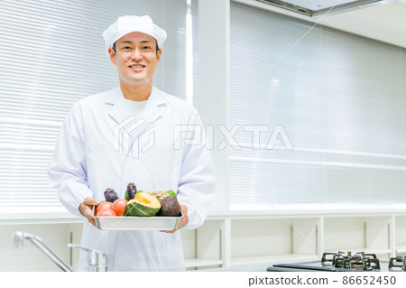 穿著烹飪衣服的男人（蔬菜） 86652450