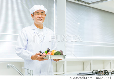 穿著烹飪衣服的男人（蔬菜） 86652451