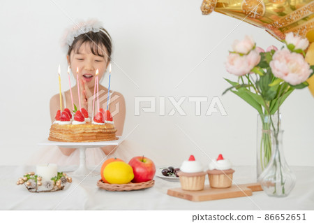 kids lifestyle birthday cake celebration kids lifestyle birthday cake celebration 86652651