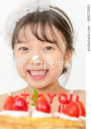 kids lifestyle birthday cake celebration 86652662